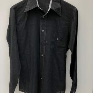 En nästan likadan skjorta fast svart också från Beyond Retros garage sale. Använd några gånger! Köparen står för :)