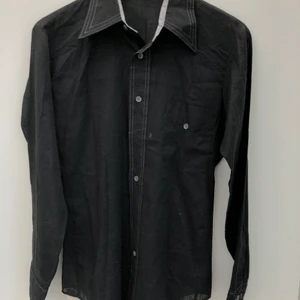 Svart 70tals skjorta - En nästan likadan skjorta fast svart också från Beyond Retros garage sale. Använd några gånger! Köparen står för :)