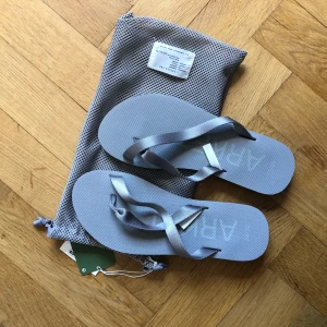 Flip-flops - Nya flip-flops från Arket 