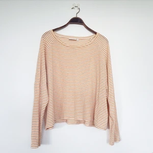 Randig basictröja  - Gulrandig basictröja från Weekday i strl L. Köpt för runt 250kr och knappt använd. Säljer för 100kr. Finns att hämta i Fruängen men kan även mötas upp i Stockholm. Ska den skickas så står köparen för frakt💫