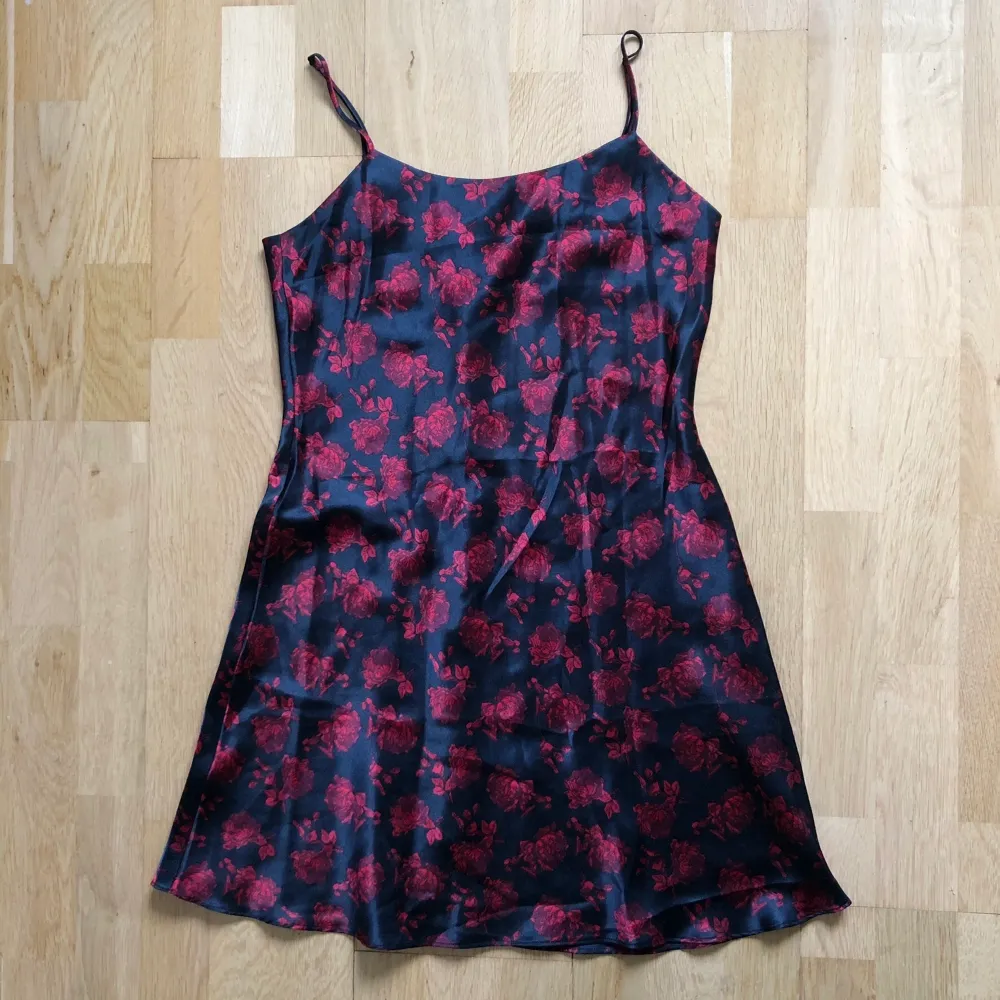 Jättefin slip dress i tunt material köpt på secondhand 🌹 Axelband går att justera. Aldrig använt, strl S-M. Klänningar.