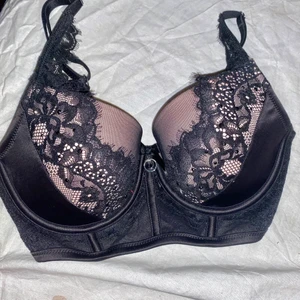 Helt ny Bh från Hunkemoller - Hej! Säljer min helt nya bh då den tyvärr va en storlek för stor! Lappen av avtagen då jag har testat den men den är aldrig använd! Bh kommer från Hunkemollers kollektion doutzen’s stories. Inköpspris:500 säljes för 250! (Pris kan diskuteras)  Vid fler frågor skriv privat💕 mvh Clara