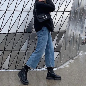 Mozik jeans från Monki, stl 25 - Mina blå Mozik i stl 25 har tyvärr blivit för små för mej. De är av 100% bomull och croppade i benen (se bilder). Höger framficka är bortklippt inuti, men det är inget som syns utifrån alls. Superfina till höga kängor. 👌 Kan postas mot 63kr porto eller mötas upp i Stockholm.