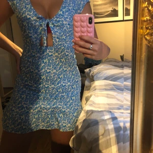 Klänning från asos - Säljer min superfina klänning från asos!! Storleken är S och den är endast använd 1 gång. Frakt tillkommer!!