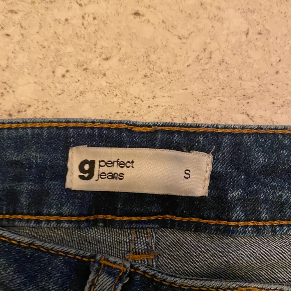 Jätte fina jeans från Gina! Lite sliten på ena bakfickan som visas på bild tre. Kan fraktas. Jeans & Byxor.