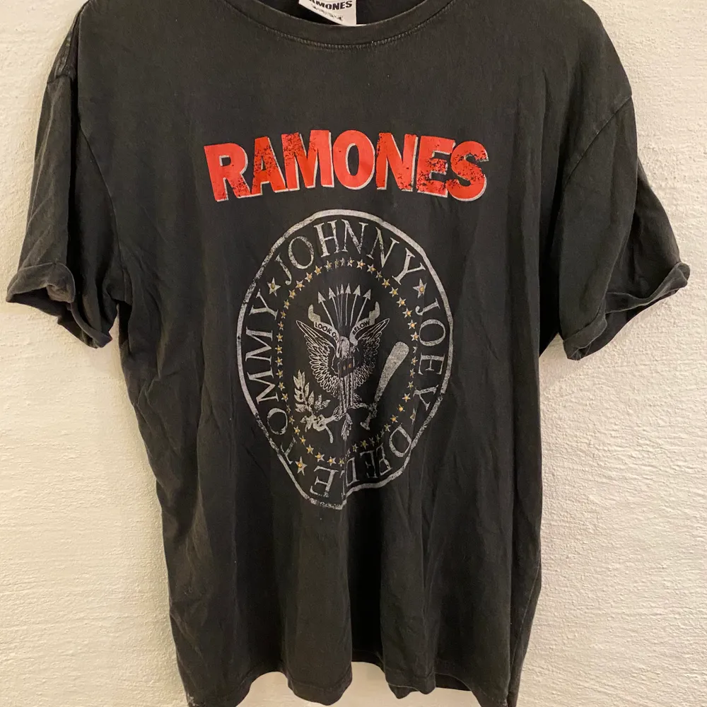 Ramones t-shirt från mango, storlek S. Skicka privat om ni är intresserade🦋. T-shirts.