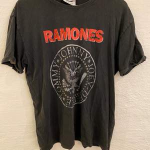 Ramones t-shirt från mango, storlek S. Skicka privat om ni är intresserade🦋