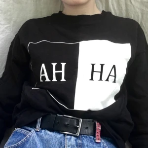 Tröja med fickor  - Mysig tröja från Monki med fickor (!!!). Storlek XS men lite oversized. Liten missfärgning på det vita men man tänker knappt på det enligt mig (se sista bilden för closeup!). Frakt ingår i priset 🌸