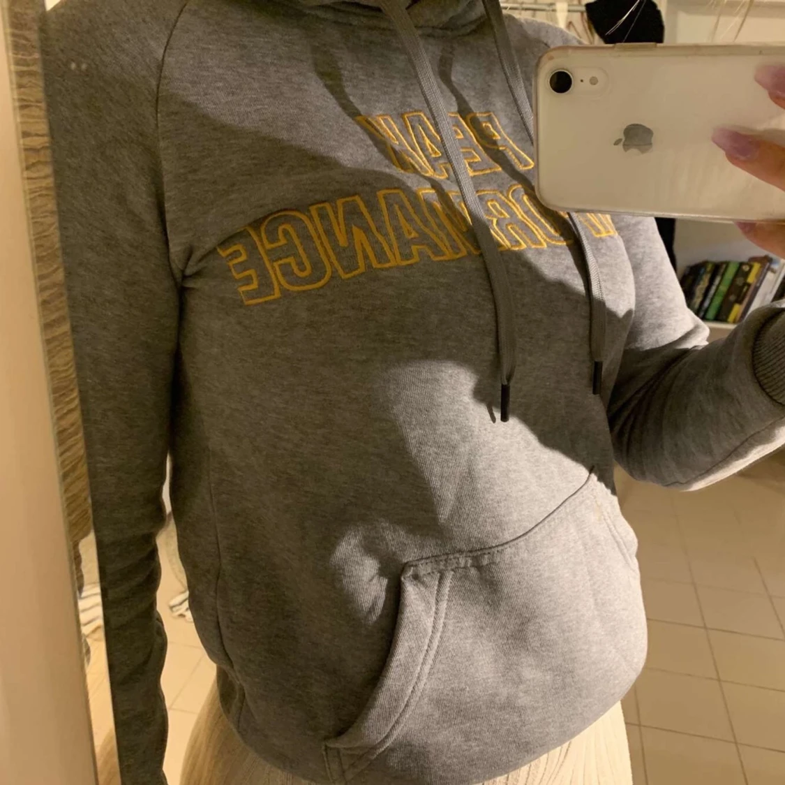 Grå Peak Performance Hoodie Med Gul Text - 91