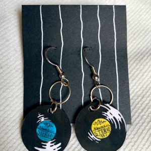 Vinylörhängen  - Vinyl örhängen med text, svart baksida, krympplast använda en gång för bilden😳 sterilserade efter såklart. Frakt betalas av köpare, bud ligger på 75