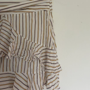 Randig kjol - Supersöt randig kjol från Forever 21! Väl använd men i väldigt bra skick, säljer pga inte min stil längre ☺️ Det står storlek XL på lappen men skulle definitivt säga att den är mer utav en S/M (jag har S/M i byxor/kjolar)❣️ Nypris 250kr (minns ej exakt) 