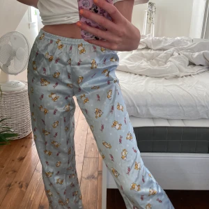 super fina byxor - säljer dessa super fina pyjamas byxor med nalle puh på!! suuuper söta och inga skador eller liknande alls! FRAKTEN INGÅR I PRISET💕💕👍🏼