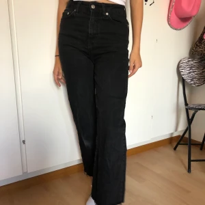 Svarta jeans👽 - Säljer dessa jätte sköna svarta jeans🖤 dom kommer ifrån lager 157 och är i storlek XS. Stuprörs jeans (köparen står för frakten📦)