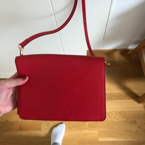 Röd handväska - Rödhandväska från Hm! Frakt ingår ej.
