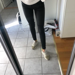 Mango skinn byxor - Mango skinn byxor i strl S. Har sömmar på runan som gör ett litet naturligt ”lyft”. Frakten betalar köparen.