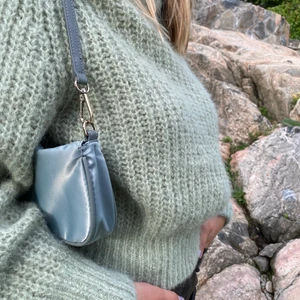 Finstickad tjocktröja - Säljer denna ljusgröna finstickade tjocktröja från HM då den inte kommer till användning så mycket som jag hade hoppats och tar plats i garderoben🌟😜 Strl S. Nypris 800kr