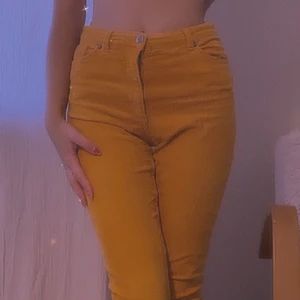 Gula manchesterbyxor - Mysiga manchesterbyxor från monki i storlek 36. Säljer dom pga att dom är för korta för mig som är en storlek 38. Frakt 60kr