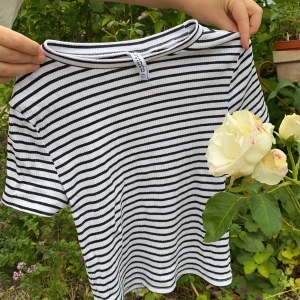 Snygg tröja säljs  - Säljer denna snygga tröjan som bara är använd en gång! I storlek S den är köpt från H&M för 129 kr och nu säljer jag den för 50 kr skriv en kommentar om ni är intresserade🥰20 kr frakt, kan också mötas upp i Helsingborg