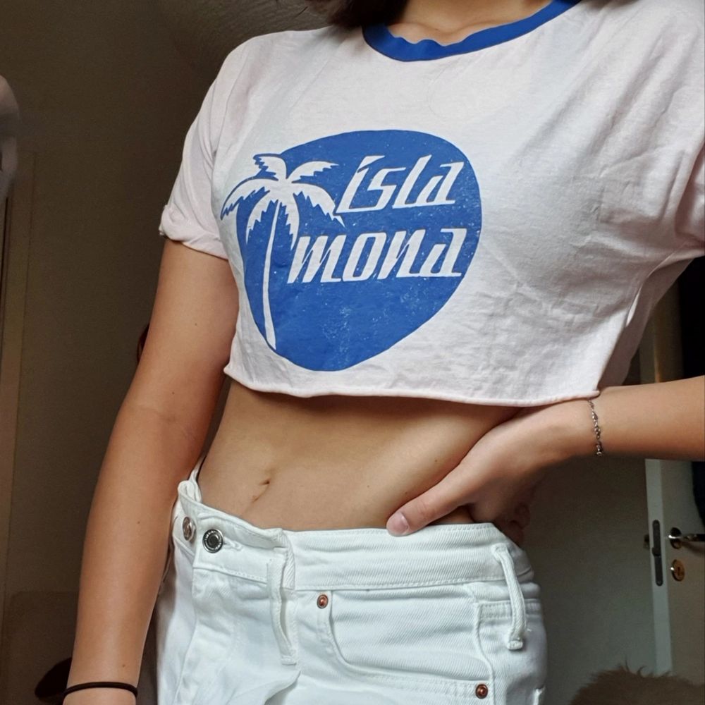 Säljer denna superfina rosa crop top🌸 Säljs pga att jag aldrig använder den. Köpt på pull and bear för 1,5 år sen för 250 kr. Färgen är babyrosa, men det syns inte så bra på bilderna. Storlek M. Tveka inte att höra av dig om du har frågor 💓 Möts i Uppsala eller så står köpare för frakt 🌸📦. T-shirts.