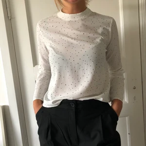 Fin blus⭐️ - Jättefin vit blus med små svarta prickar💕 går att klä upp och ned. Jättebra skick och använd fåtal gånger