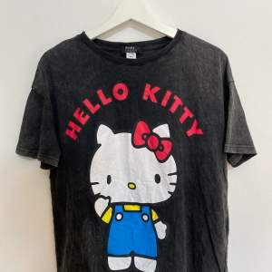 T-shirt i S från Bershka med Hello Kitty motiv. Stentvättad för en lite vintage look. Säljer även en annan liknande tröja. Frakt betalas av köparen.💕