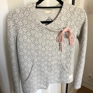 Odd Molly kofta - Odd Molly kofta knappt använd, använd Max 5 gånger så fint skick! Storlek 0 vilket motsvarar ungefär xs. Nypris runt 1 500kr kom med rimligt bud