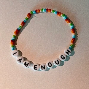 Armband 🤗 - Välj text och färg själv! ✨ INSTAGRAM: pearl.mentalhealth ✨ skänker 50% till välgörenhet 🙏🏼
