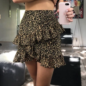 Leopard kjol med volanger - Så fin kjol med volanger från bikbok helt nyskick!! Storlek s köpt för 349kr säljer från 170kr❤️