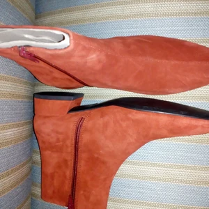 Nya mocka boots 38 - Svarta o roströda mocka boots fr Vagabond, strl 38, aldrig använda!!! Nypris 1.199kr Säljer för 400kr. Köpare betalar frakt 79kr🌷 Dom svarta är  SÅLDA