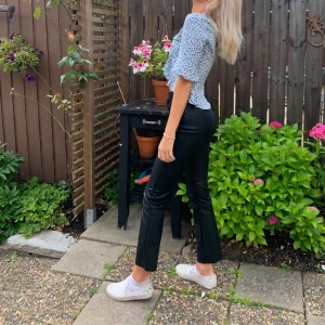 Skinnbyxor - Svinsnygga skinnbyxor! 150 eller högsta bud, jag är 170, sitter snyggt över skon på folk runt 160