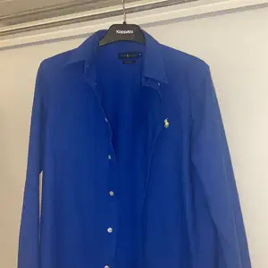 En jättesnygg ralph lauren skjorta som jag säljer för 200 kronor , den är i jättebta skick och är 100% äkta , den är i storlek M och är för dam