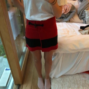 Ralph lauren kjol, röd  - Super mjuk och skön kjol från ralph lauren med svarta detaljer. Kliar och sticks inte alls utan är väldigt bekväm🥰 pris kan diskuteras. Kan frakta och mötas upp i Stockholm