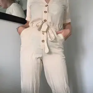 Jumpsuit i beige i lite safaristyle, från Ginatricot! Endast använd en gång! Köparen står för frakt💓