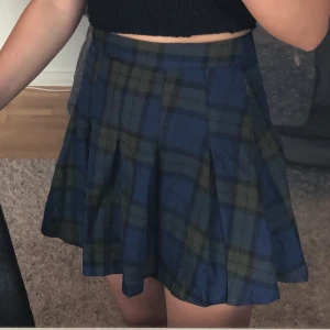 Rutig kjol - En blågrön kjol från H&M 