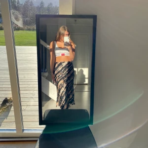 Kjol från primark - Kjol köpt från primark, i mycket bra skick! Resor i midjan, passar perfekt på mig som oftast är en small. Nästan aldrig använd☺️