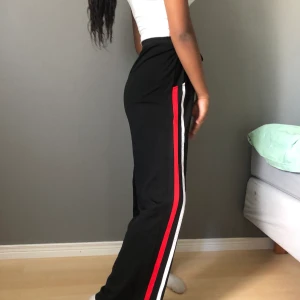 Raka byxor - Helt oanvända byxor! Väldigt sköna! Storlek M men passar xs-L! Fri frakt!