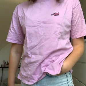 Cool T-shirt  - Snygg T-shirt med ballt tryck från uniqlo x Keith Haring. Endast använd få gånger så är i bra skick! Kan mötas upp i Lund eller ev Malmö annars tillkommer frakt. 