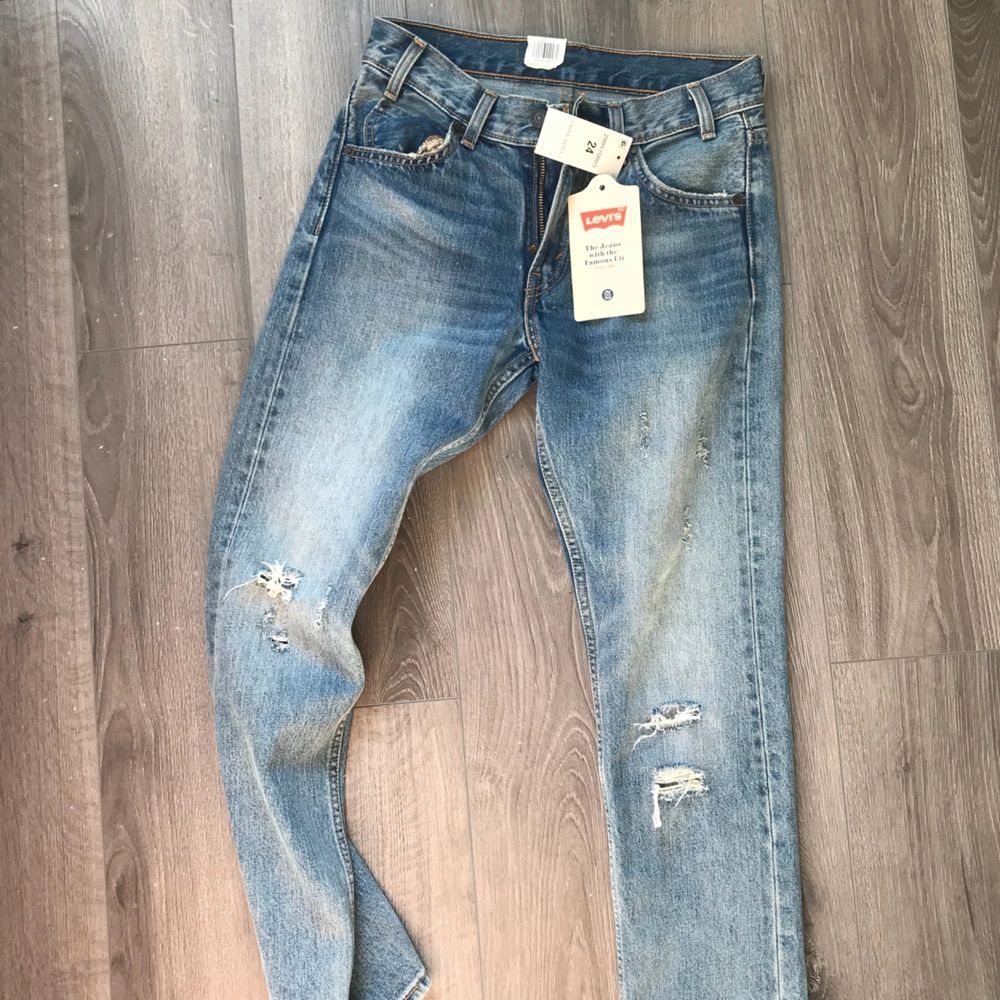 Säljer ett par riktigt oanvända levis jeans för 500kr, modellen heter 505c, nypriset var 98 dollar. Säljer pga för små. . Jeans & Byxor.