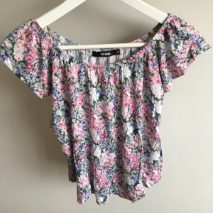  - T-shirt i stl S men passar en XS också! Säljer pga för liten på mig! 