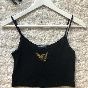  - Suuuperfint croppat linne från brandy melville köpt bara för några veckor sedan. Endast använd en gång och sedan tvättad. Möts upp i Enskede/Söder eller så fraktar jag för 20kr extra! 🖤