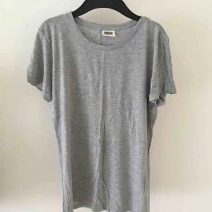  - Grå basic T-shirt från weekday, använd typ en gång så är i bra skick