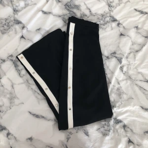  - Snygga popper pants! Superbekväma, går att öppna hela vägen upp i midjan. Använda typ 2ggr, nyskick! Frakt tillkommer med 72kr då byxorna väger över 500gram.