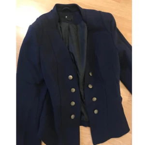  - Mörkblå kavaj med guldknappar 