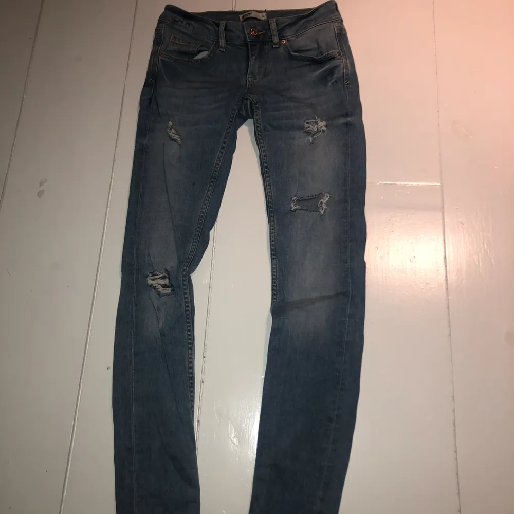 Säljer ett par jeans ifrån Ginatricot 🌻byxorna är väl använda men i fint skick  . Jeans & Byxor.