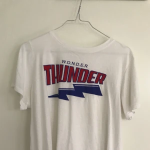  - Vit tshirt med tryck. Använd några gånger. Fint skick. 