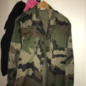  - en oanvänd militärjacka köpt från nelly för 600kr! i bra skick och perfekt som höstjacka. passar XS/M