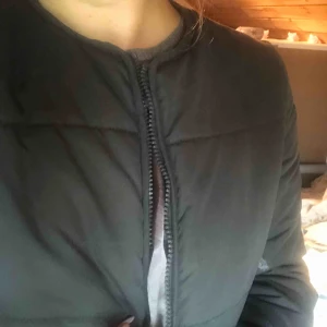  - Snygg höst quiltad/bomber jacka. Varm och perfekt till hösten, både i färg och material. Nypris 500kr men säljer för 150