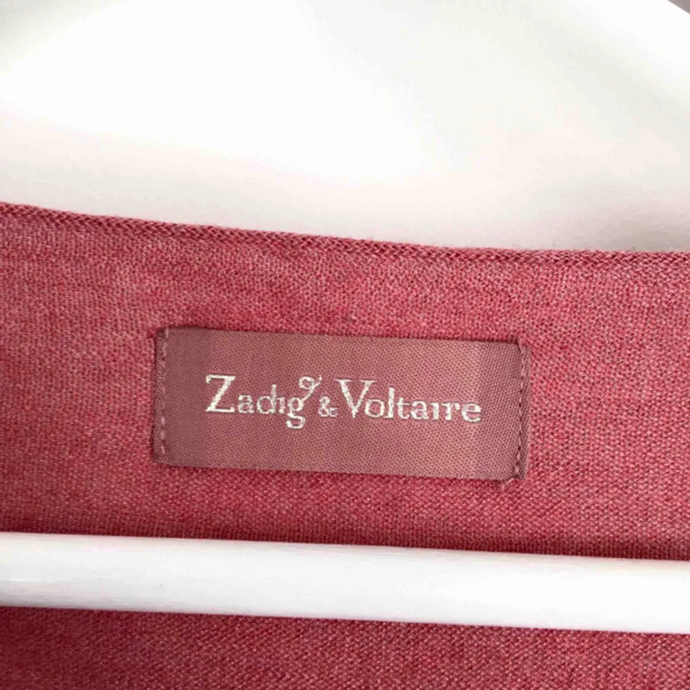 Cool Zadig & Voltaire-tröja, lite äldre modell. Vacker färg och fin V-ringning. Fint skick, använd ett par gånger.  Möts upp i Stockholm, tar Swish:). Stickat.