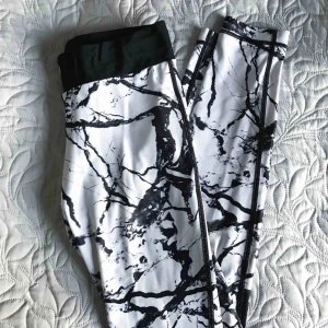  - Snygga träningstights från Stronger i mycket, mycket bra skick!! Inte mycket använda. Inte slitna någonstans och inga fläckar😋 100kr + 36kr i frakt 🌸