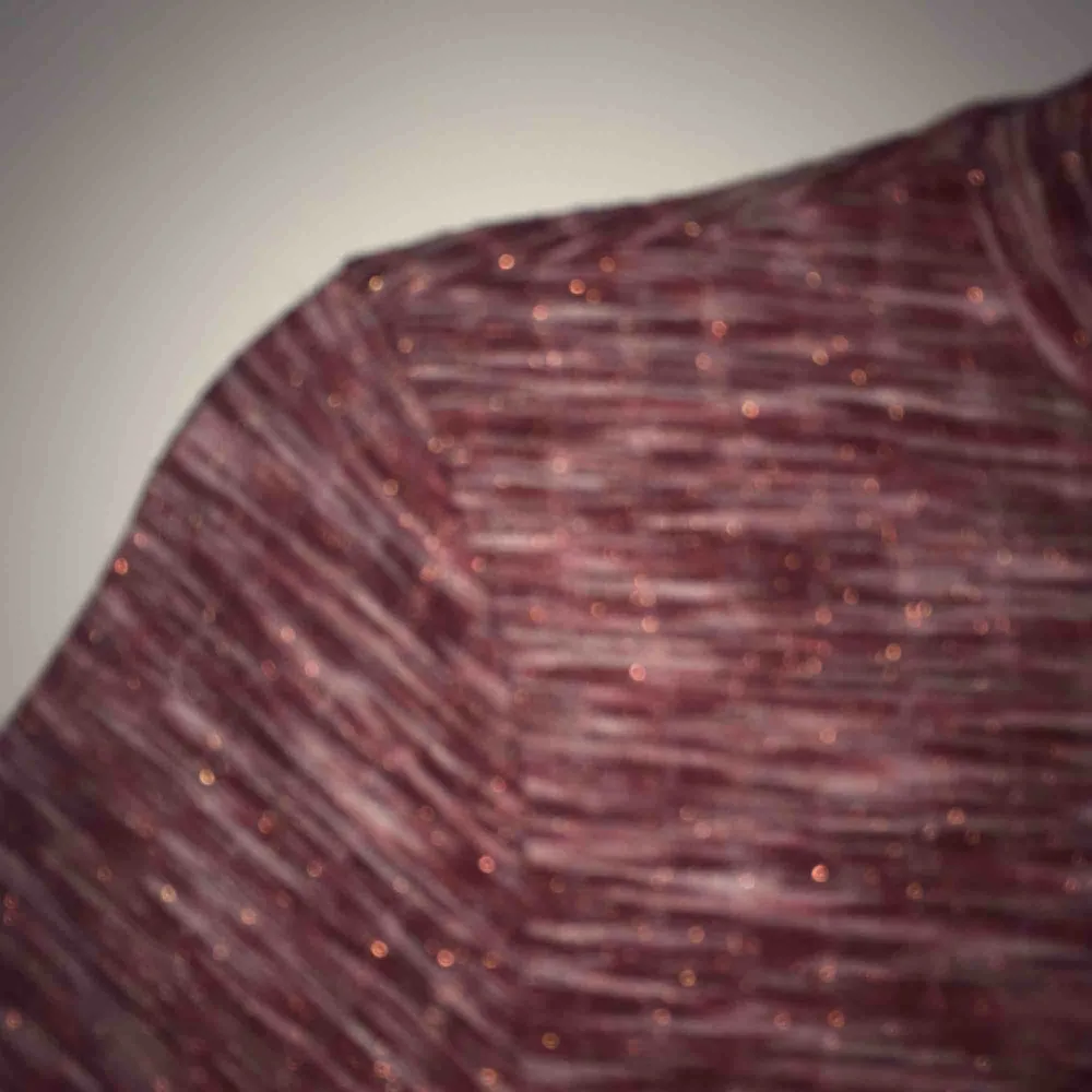 Glittrig tröja, lite stickig, så därav inte så använd, som ny😋 Small 60kr. Tröjor & Koftor.
